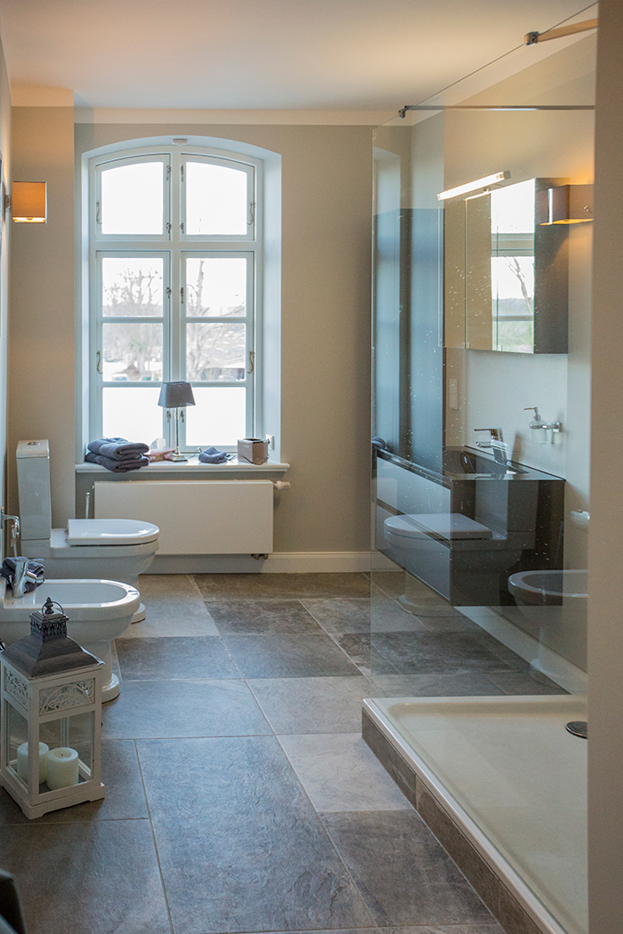 Das stilvolle Badezimmer unserer Deluxe Suite sorgt für Ihr vergessliches Urlaubserlebnis in unseren herrlich saniertem Gutshaus