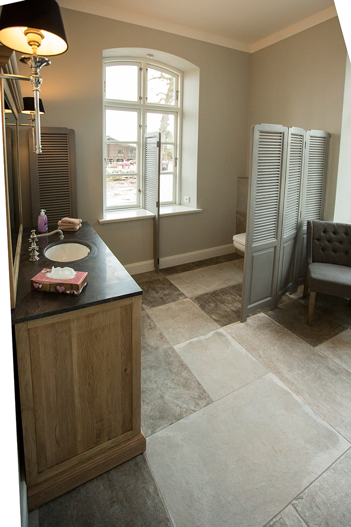 Unsere WCs und Waschmöglichkeiten liegen direkt am stilvollem Timmendeorfer Saal und bieten eine gehobene Ausstatung