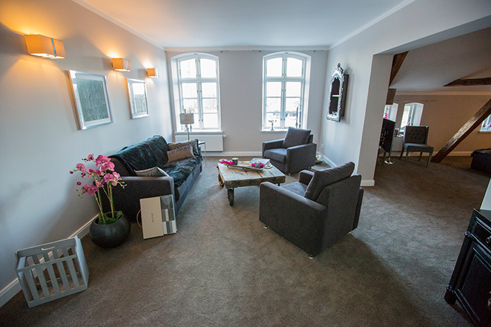 Unsere Deluxe Suite bietet Ihnen Raum für exklusive Entspannung in unseren stilvoll saniertem Gutshaus Neuruppersdorf